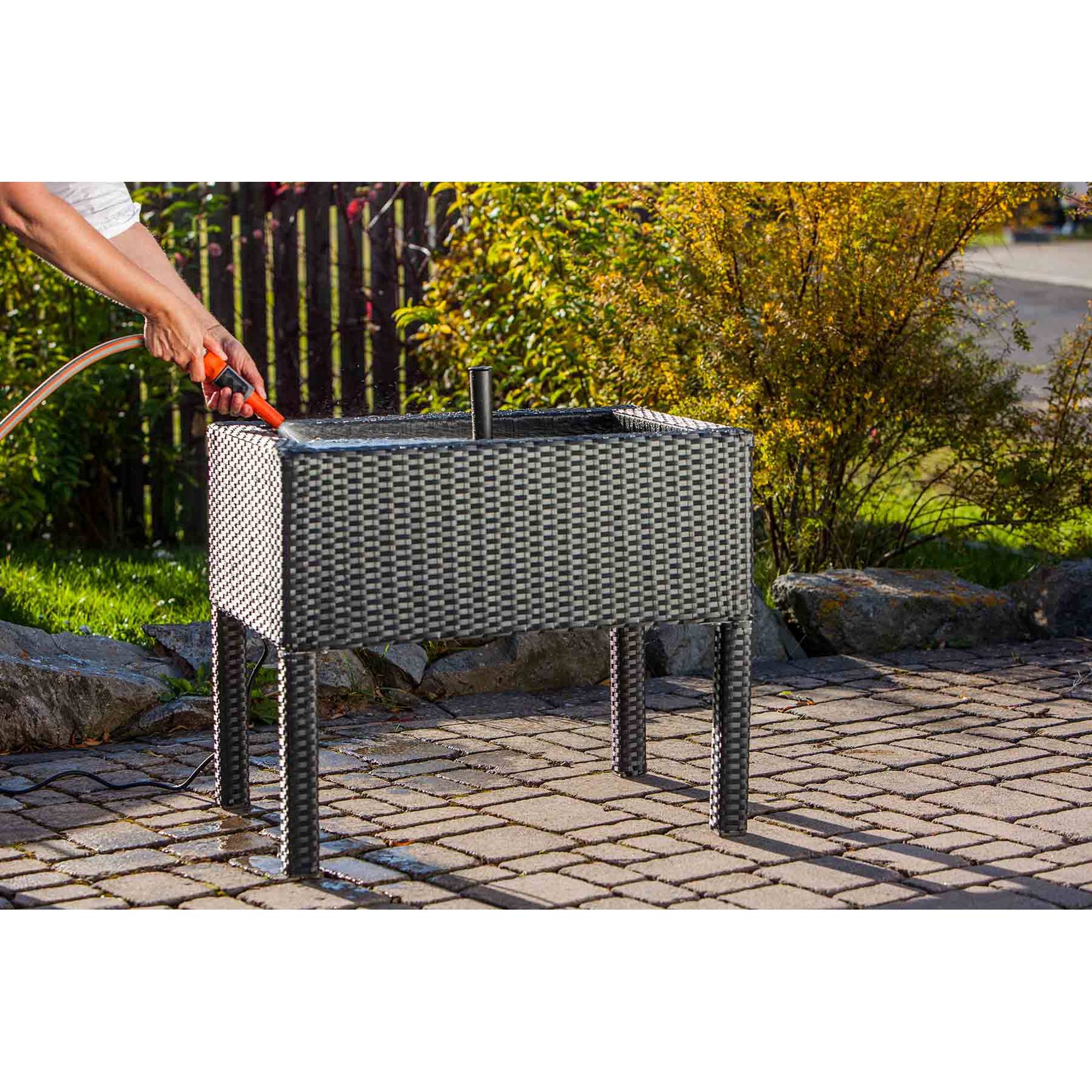 Heissner 015196-00 Rattan Terrassen-Hochteich mit Wasserspiel, schwarz Person befüllt grauen Gartenbrunnen aus Rattan