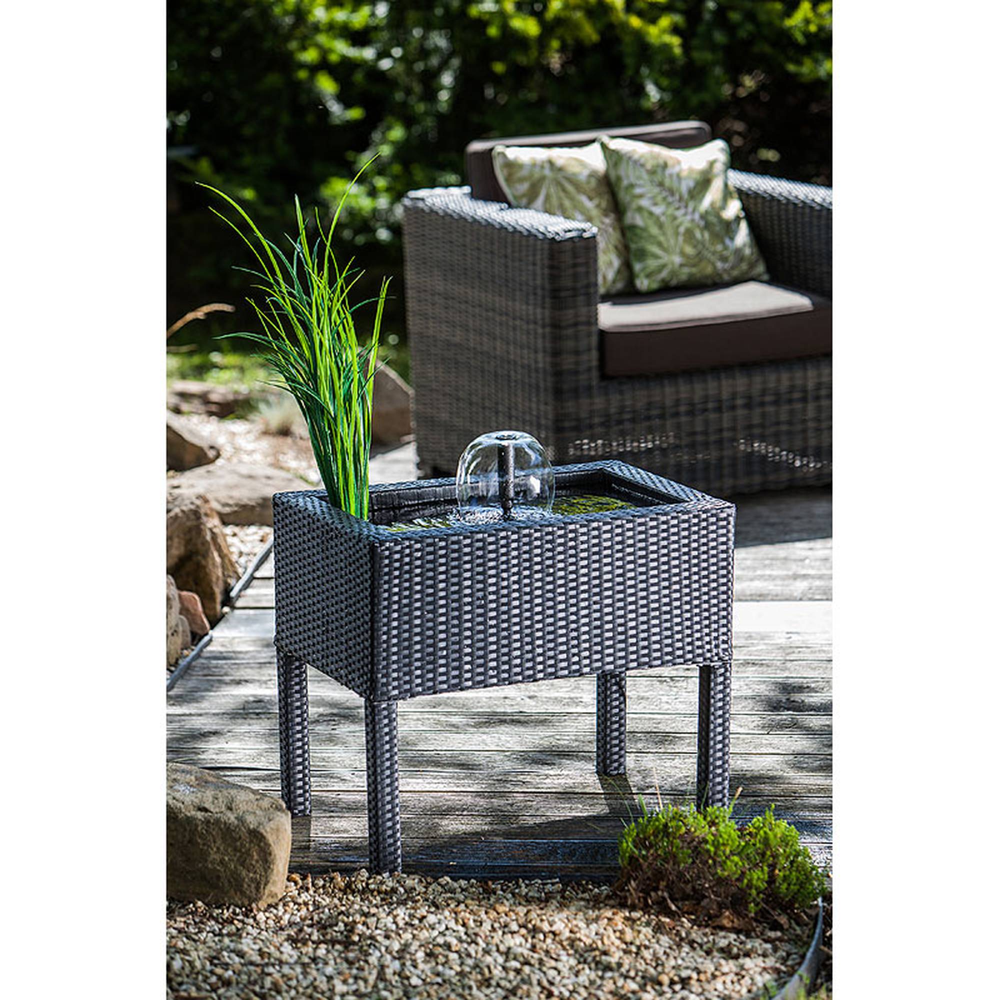 Heissner 015196-00 Rattan Terrassen-Hochteich mit Wasserspiel, schwarz grauer Gartenbrunnen aus Rattan mit Pflanzen und Wasserfontäne